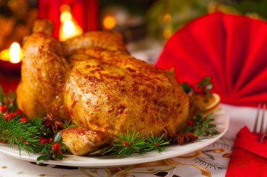 Noel süslemeli bütün tavuğu kızarttım. Ahşap arka plan. Ön görünüm. 