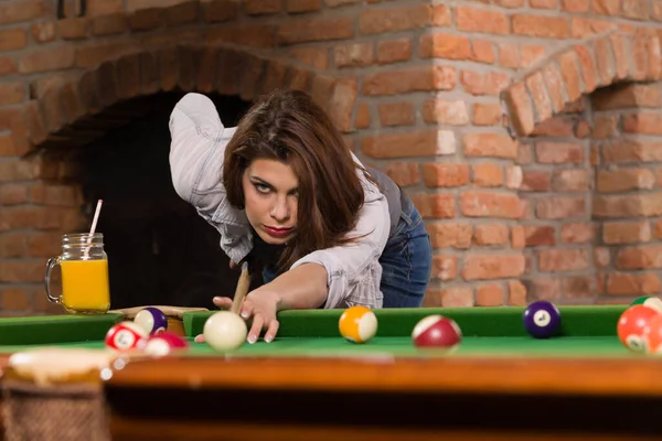 Bonita Jovem Mulher Jogando Bilhar — Fotografia de Stock