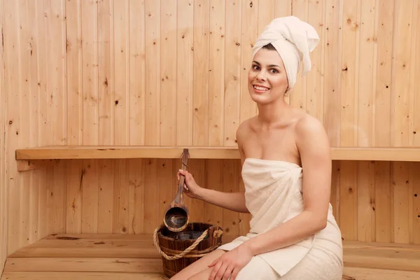 Frau Entspannt Sich Trockener Sauna — Stockfoto