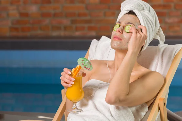 Una Donna Rilassa Nella Spa Maschera Nutrizionale — Foto Stock