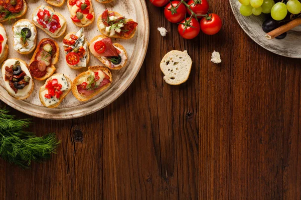 Crostini Med Olika Toppar Trä Bakgrund Utsökt Förrätt Ovanifrån — Stockfoto