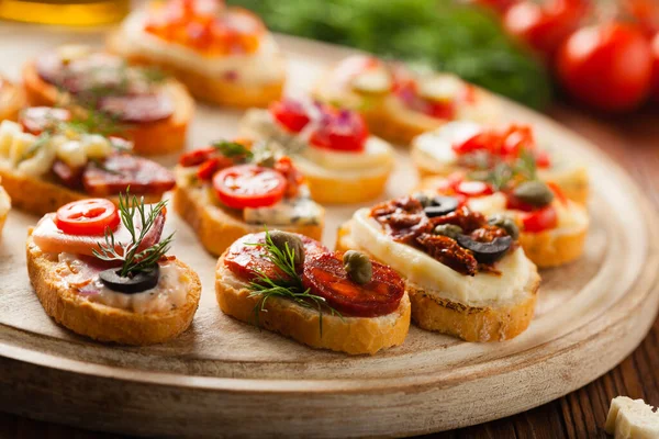 Crostini Med Olika Toppar Trä Bakgrund Utsökt Förrätt Framifrån — Stockfoto