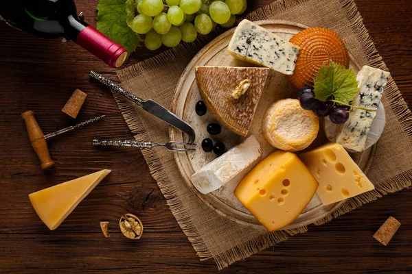 Mix Cheese Wooden Board Grapes Top View — Stock Photo, Image