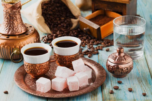 Traditionellt Bryggt Turkiskt Kaffe Specificerad Ursprungliga Behållarna Med Turkisk Glädje — Stockfoto