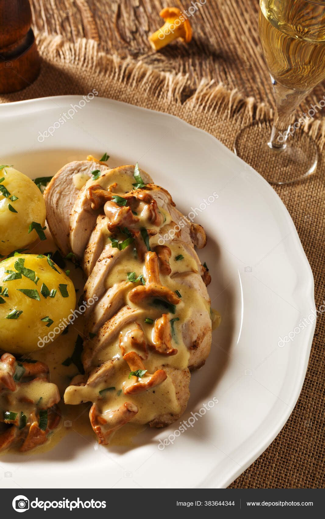 Roasted Chicken Breast Served Mushroom Chanterelle Sauce — Stock Photo