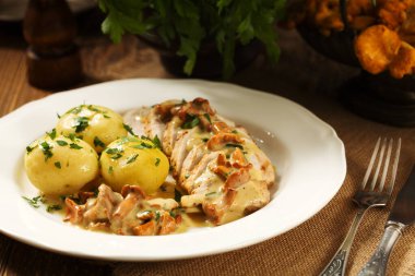 Mantar soslu kızarmış tavuk göğsü..