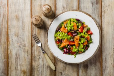 Somon füme taze salata. Antika manzara.