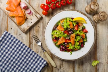 Somon füme taze salata. Antika manzara.
