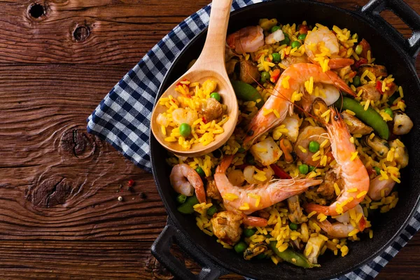 전통적 스페인 파에야에는 해산물과 닭고기를 곁들였다 겁먹은 위에서 — 스톡 사진