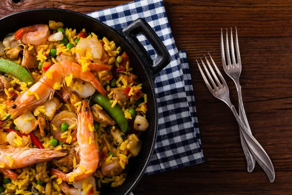 Traditionelle Spanische Paella Mit Meeresfrüchten Und Huhn Handumdrehen Zubereitet Ansicht — Stockfoto