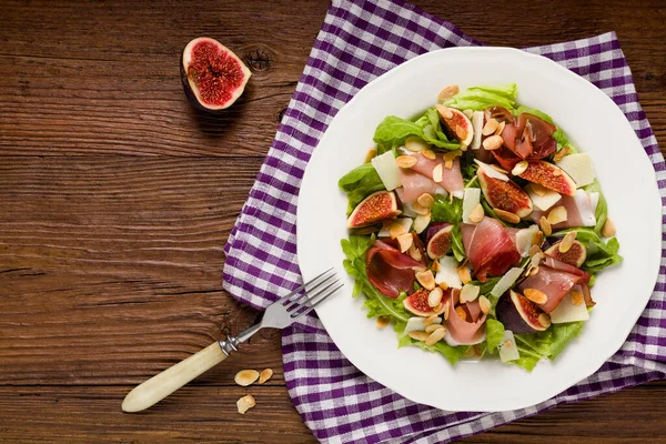 Insalata Fresca Con Fichi Prosciutto Con Parmigiano Mandorle Tostate Vista — Foto Stock