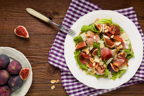 Čerstvý Salát Fíky Prosciutto Parmezánem Opečenými Mandlemi Horní Pohled — Stock fotografie