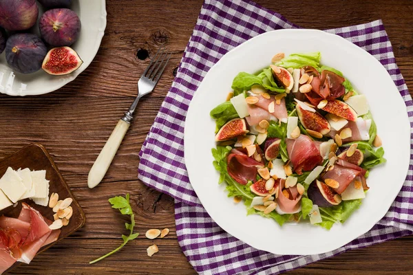 Insalata Fresca Con Fichi Prosciutto Con Parmigiano Mandorle Tostate Vista — Foto Stock