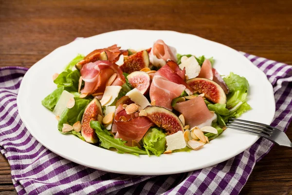 Verse Salade Met Vijgen Prosciutto Met Parmezaanse Kaas Geroosterde Amandelen — Stockfoto