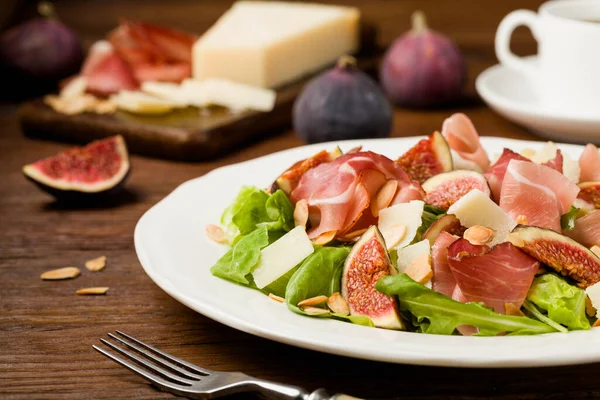 Salade Fraîche Aux Figues Prosciutto Parmesan Aux Amandes Grillées Vue — Photo