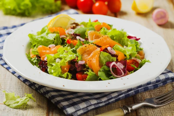 Verse Salade Met Gerookte Zalm Vintage Landschap — Stockfoto