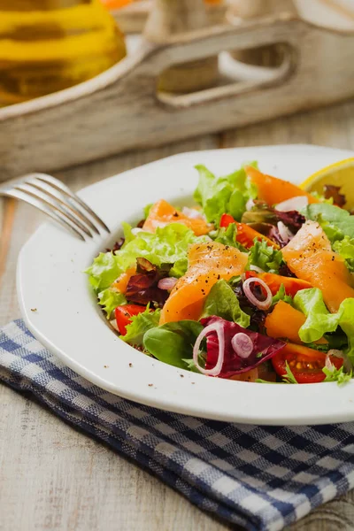 Ensalada Fresca Con Salmón Ahumado Paisaje Vintage —  Fotos de Stock