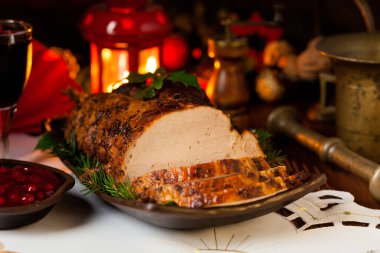 Noel süslemeli domuz filetosu. Ön görünüm. 