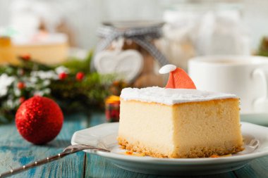 Lezzetli, geleneksel peynirli kek. Noel süsü. Ön görünüm.