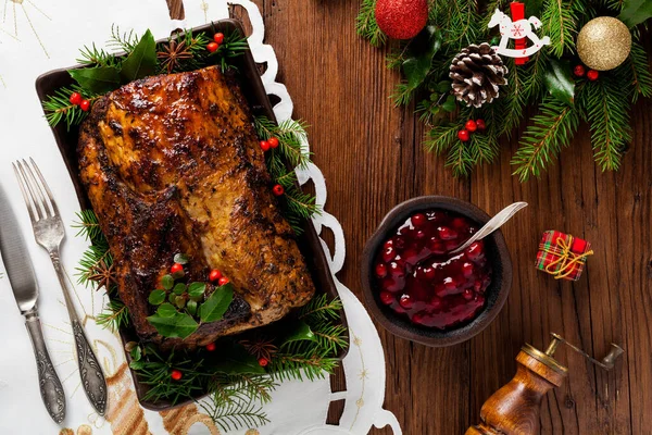 Schweinebraten Mit Weihnachtsdekoration Ansicht Von Oben Hölzerner Hintergrund — Stockfoto