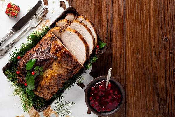 Schweinebraten Mit Weihnachtsdekoration Ansicht Von Oben Hölzerner Hintergrund — Stockfoto