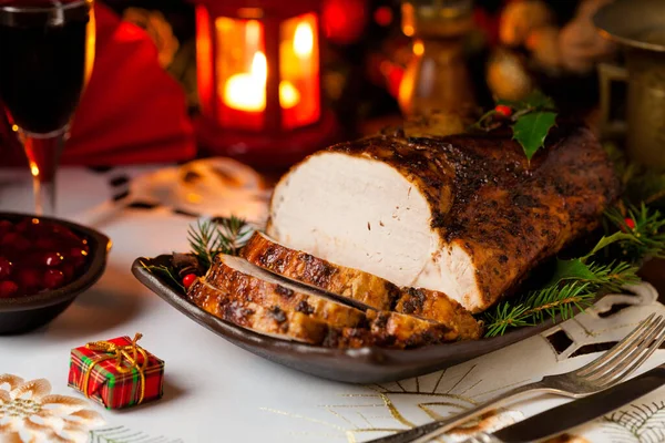 Schweinebraten Mit Weihnachtsdekoration Frontansicht — Stockfoto