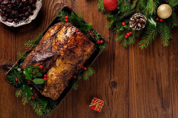Lombo Porco Assado Com Decoração Natal Vista Superior Fundo Madeira — Fotografia de Stock