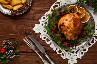 Noel pastırması, eski tabakta servis edilir. Etrafı çalı çırpı dolu. Üst görünüm.