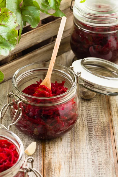 Geriebene Rote Bete Mariniert Gläsern Hölzerner Hintergrund — Stockfoto