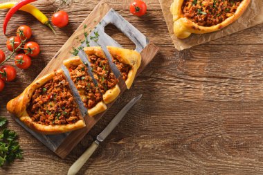 Et ve peynirli Türk pide pizzası, ev yapımı. Üst görünüm.