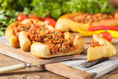 Et ve peynirli Türk pide pizzası, ev yapımı. Ön görünüm.