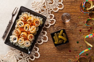 Zeytinli rulo ringa, soğanlı. Votka için mükemmel. Partinin dekorasyonu. Üst görünüm.