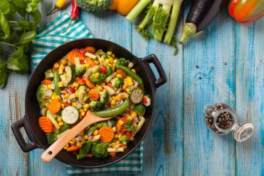 Tavada kızartılmış sebze karışımı. Üst görünüm.