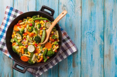 Tavada kızartılmış sebze karışımı. Üst görünüm.