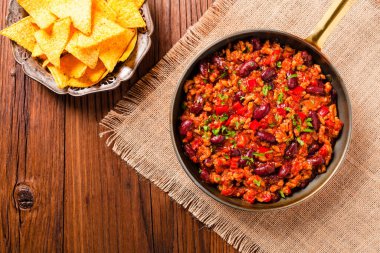 Meksika cipsleri ve chili con carne. Üst görünüm.