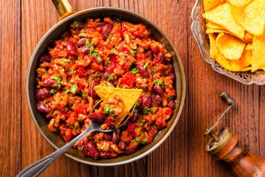 Meksika cipsleri ve chili con carne. Üst görünüm.