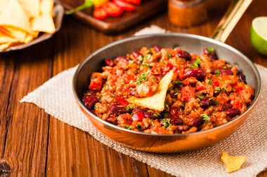 Meksika cipsleri ve chili con carne. Ön görünüm.