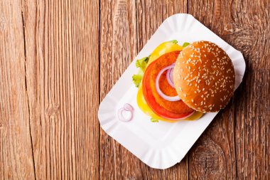 Kağıt üzerinde servis edilen lezzetli balık burgeri..  