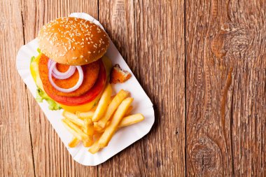 Lezzetli balık burgeri. Taze patates kızartmasıyla servis ediliyor. Kağıt üzerinde servis ediliyor.. 