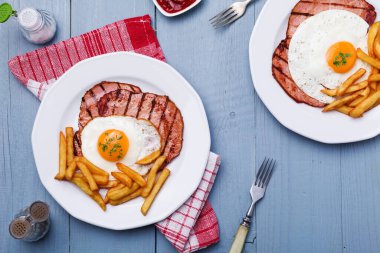 Kızarmış jambonlu İngiliz kahvaltısı, kızarmış yumurta ve patates kızartması..