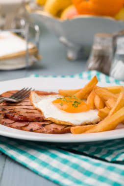 Kızarmış jambonlu İngiliz kahvaltısı, kızarmış yumurta ve patates kızartması..