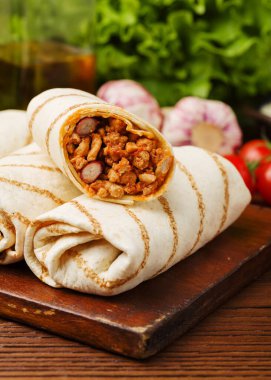 Dürümler et, fasulye ve sebzelerle doludur.