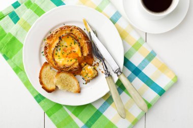 Yumurtalı, peynirli ve jambonlu sandviç. Sıcak kahvaltı. Sıvı yumurta, jambon ve erimiş peynirli çörek..