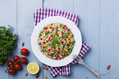 Öksürük ve sebzeli TABBOULEH Salatası. Lübnan lezzeti.