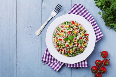 Öksürük ve sebzeli TABBOULEH Salatası. Lübnan lezzeti.