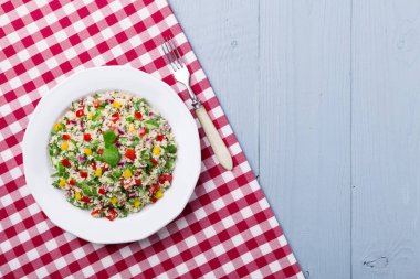 Öksürük ve sebzeli TABBOULEH Salatası. Lübnan lezzeti.