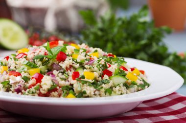 Öksürük ve sebzeli TABBOULEH Salatası. Lübnan lezzeti.