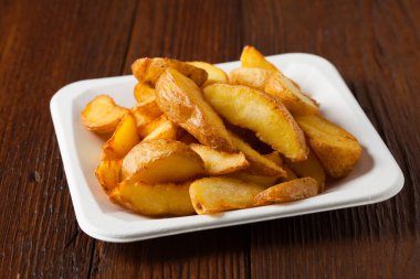 Geleneksel İspanyol fırında patates ve acı biber. Bravas sosu. Ön görünüm