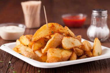 Geleneksel İspanyol fırında patates ve acı biber. Bravas sosu. Ön görünüm