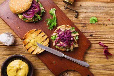 Kırmızı soğan ve marullu ördek etli hamburger..